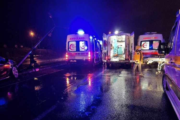 2 halk otob&uuml;s&uuml;, kamyonet ve otomobil birbirine girdi: 12 yaralı