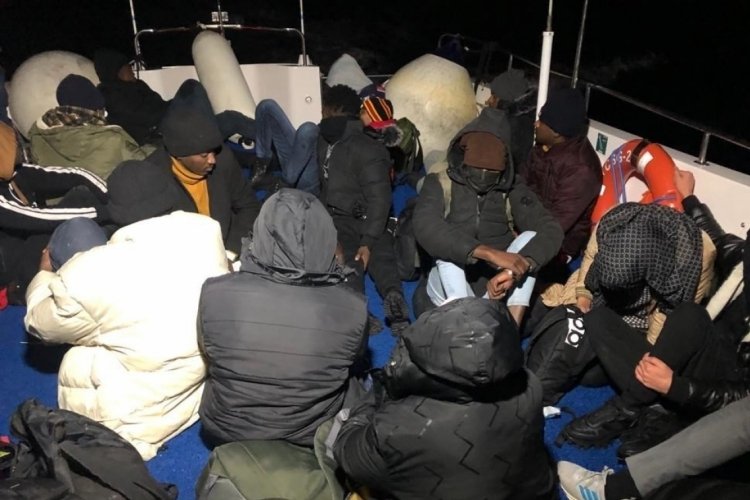 Balıkesir'de 20 d&uuml;zensiz g&ouml;&ccedil;men kurtarıldı