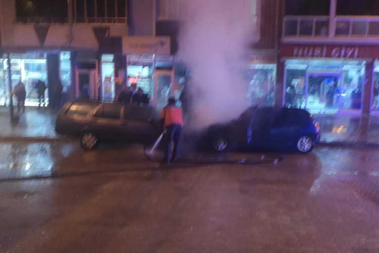 Kontağı &ccedil;evirdi, otomobil alev alev yandı