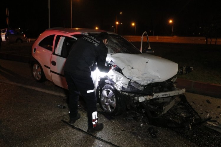 Adana'da otomobil ve cip &ccedil;arpıştı: 3 yaralı