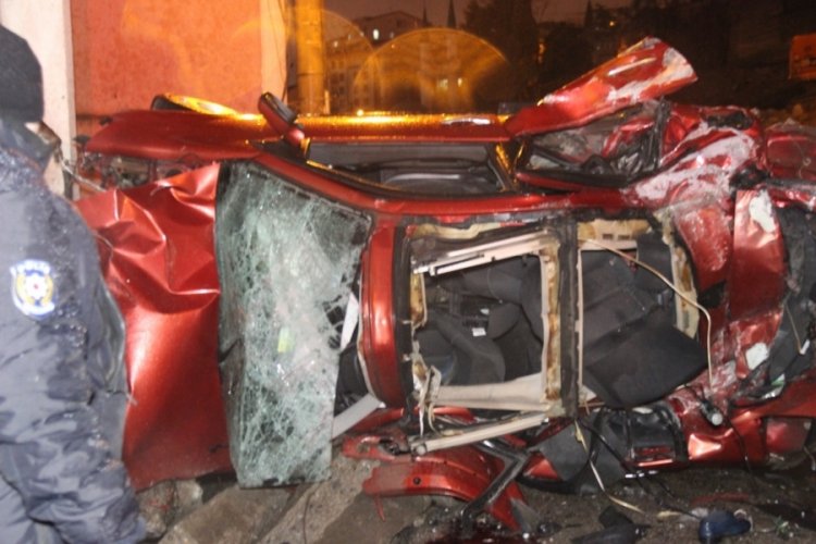 Feci kazada anne-baba &ouml;ld&uuml;, kızları ağır yaralı