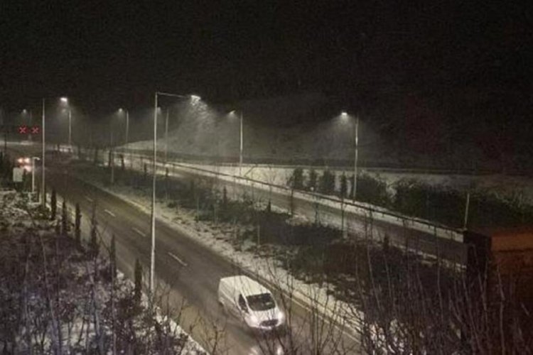İzmir'de kar yağışı etkisini g&ouml;sterdi
