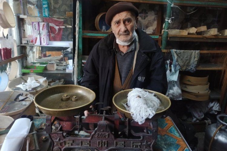 Bakkalında yarım asırdır kefeli terazi kullanıyor