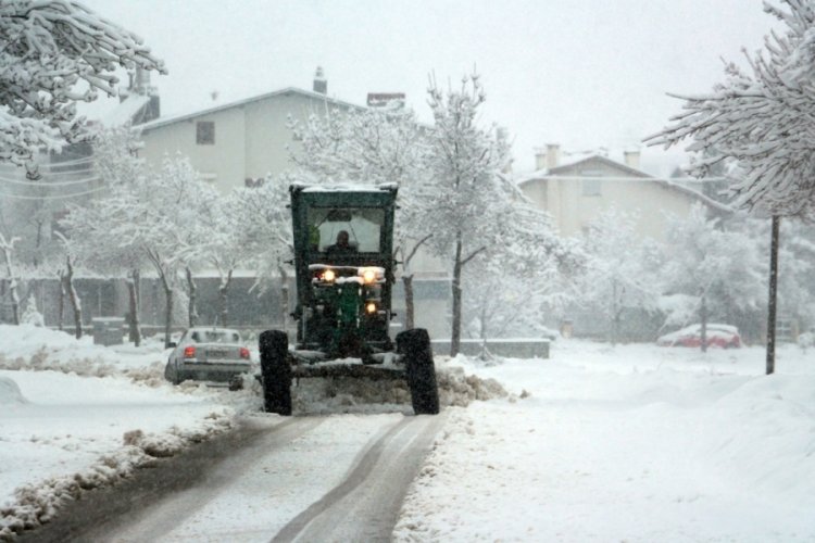 Isparta'da kar yağışı tedirgin etti
