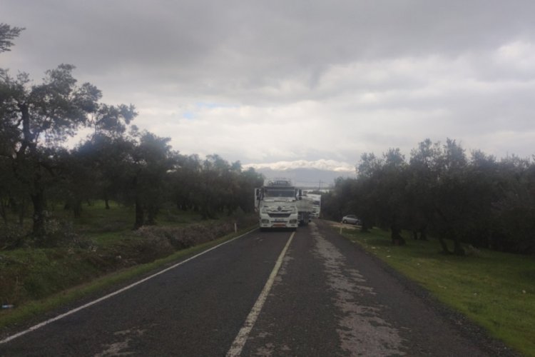 Bursa'da yoldan &ccedil;ıkan tır trafiği kapattı