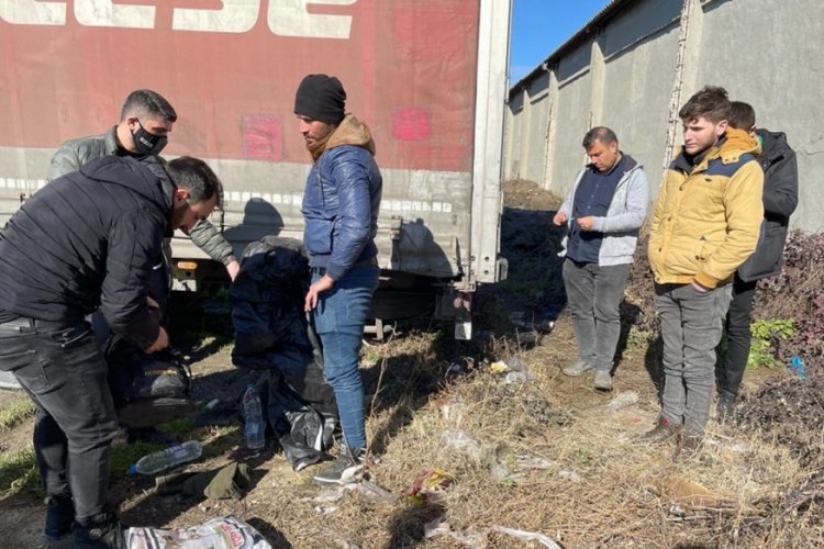 Ka&ccedil;ak g&ouml;&ccedil;menler TIR dorsesinde yakalandı