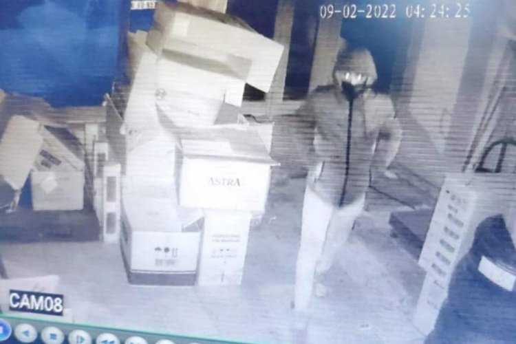 Kaldırım taşıyla camı kırılan kargo şubesine hırsızlık