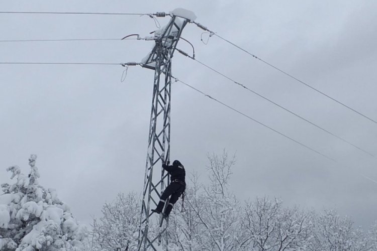 Şiddetli kar Bursa'da zor anlar yaşattı