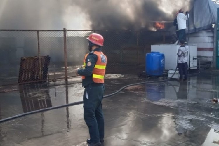 Pakistan'da ayakkabı fabrikasında yangın