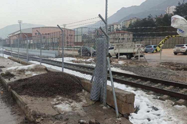 Eren'in ayağını kaybettiği yolda tel &ouml;rg&uuml;l&uuml; &ouml;nlem