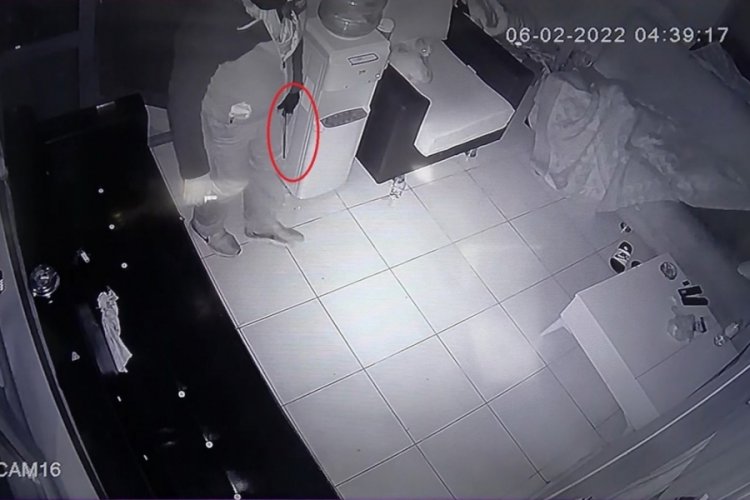 Bursa'da hırsızın cesareti şaşırttı: G&ouml;revli uyanınca ka&ccedil;tı