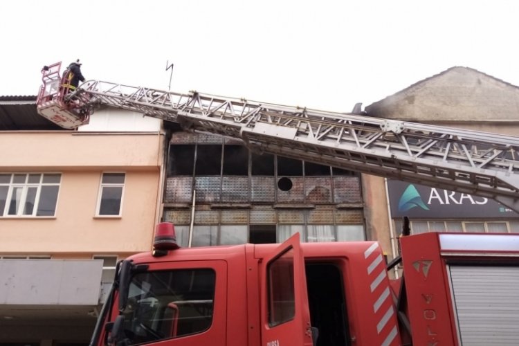 Bursa'da koltuk at&ouml;lyesi alevlere teslim oldu