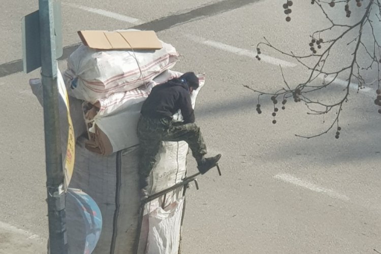 Bursa'da geri d&ouml;n&uuml;ş&uuml;m iş&ccedil;isinin ekmek m&uuml;cadelesi (&Ouml;ZEL HABER)