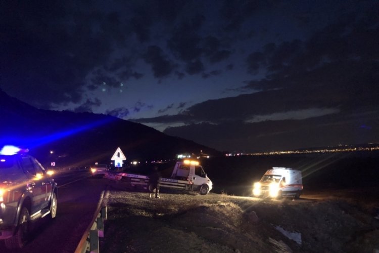 Elazığ'da şarampole u&ccedil;an otomobil hurdaya d&ouml;nd&uuml;: 1 &ouml;l&uuml;, 3 yaralı