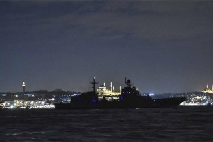 Rus askeri gemileri İstanbul Boğazı'ndan ge&ccedil;ti
