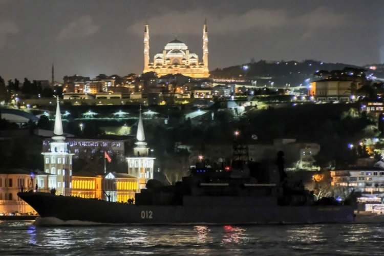 3 Rus savaş gemisi ışıklarını kapatıp Boğaz'dan ge&ccedil;ti