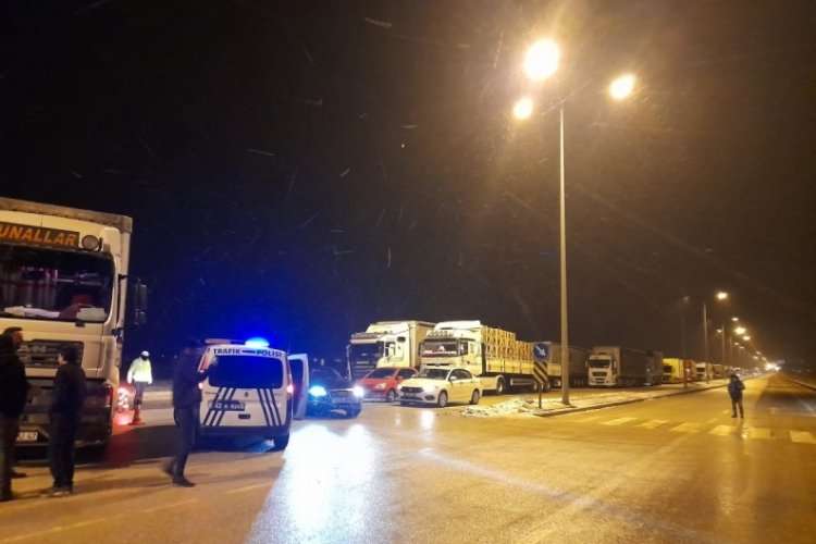 Kar y&uuml;z&uuml;nden yolda kalanlara &ccedil;orba ikramı!