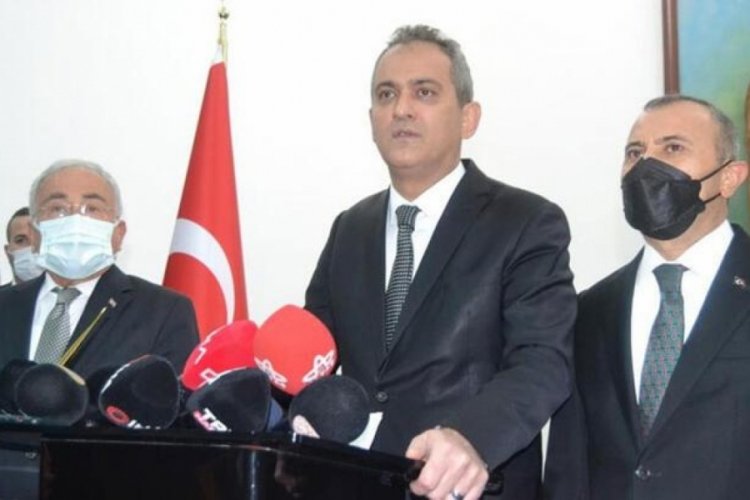 Bakan &Ouml;zer'den y&uuml;z y&uuml;ze eğitim a&ccedil;ıklaması