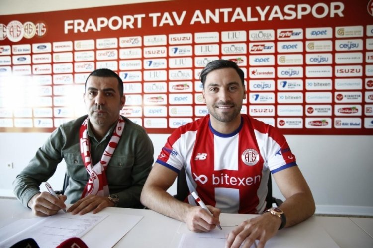 Sinan G&uuml;m&uuml;ş i&ccedil;in imza t&ouml;reni d&uuml;zenlendi