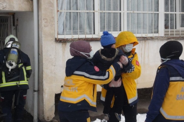 Niğde'de yangın &ccedil;ıktı, 6'sı Suriyeli 8 kişi etkilendi
