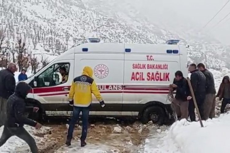 Yolda mahsur kalan ambulansın imdadına k&ouml;yl&uuml;ler yetişti