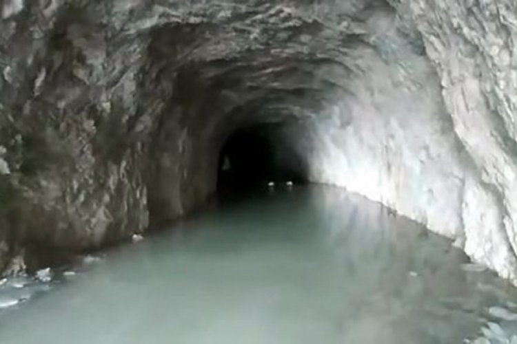 Erzincan'da tarihi yol sular altında kaldı