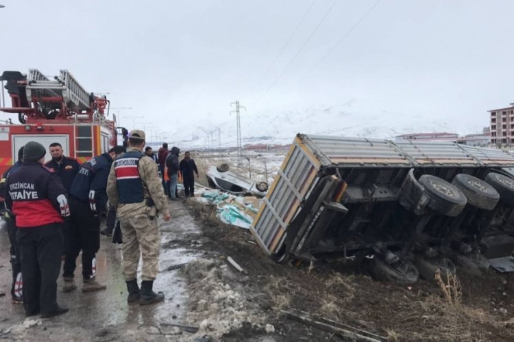 Erzincan'da feci kaza: 2 &ouml;l&uuml;