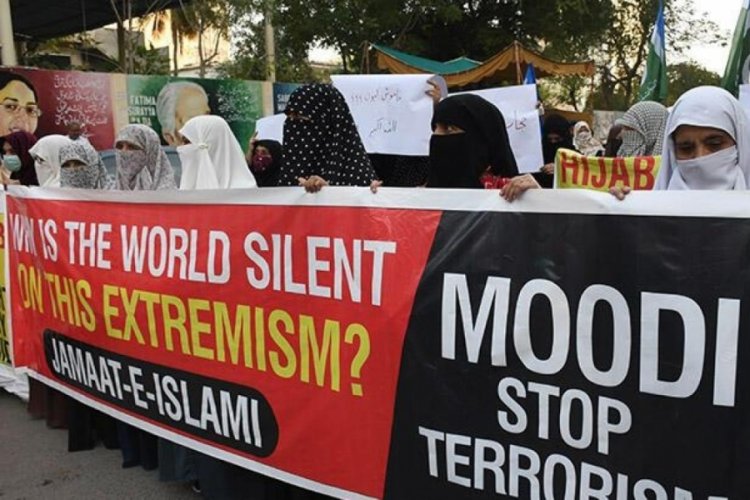 Pakistanlı kadınlar baş&ouml;rt&uuml; yasağını protesto etti!