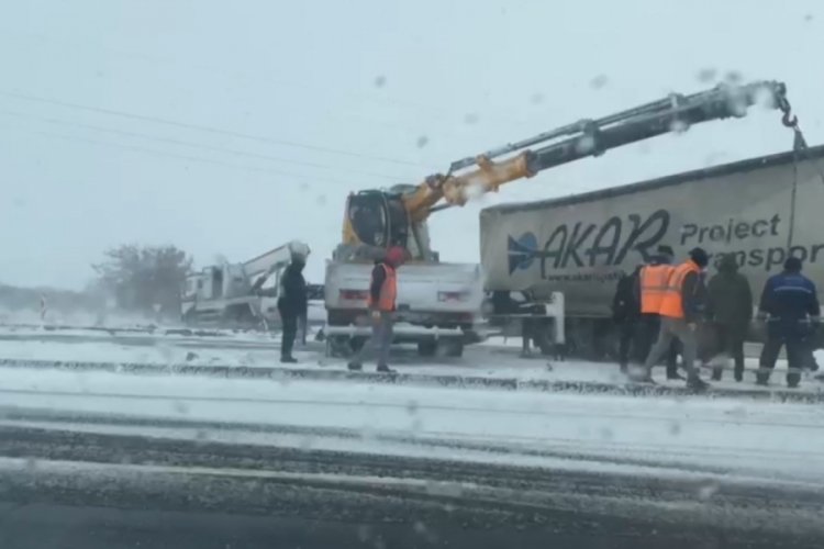 Buzlanan yolda zincirleme kaza: 4 yaralı