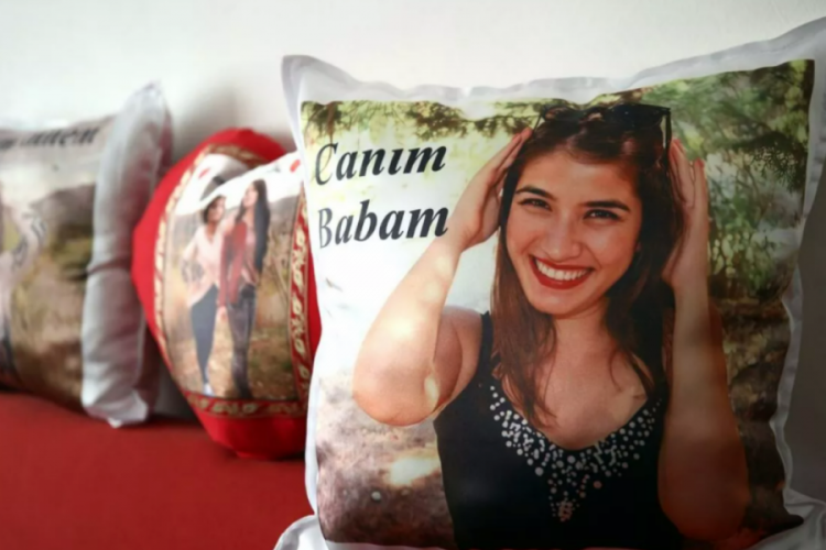 &Ouml;zgecan Aslan'ın babası: Kızımızı d&uuml;ş&uuml;nmediğimiz, anmadığımız bir an yok