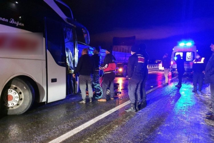 Yolcu otob&uuml;s&uuml; tırın dorsesine saplandı: 1 &ouml;l&uuml;, 13 yaralı