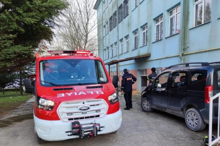 Yalova'daki ilkokulda kimyasal tepkime sonucu oluşan duman tahliye edildi