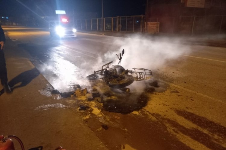 Uygulamaya takılınca motosikleti ateşe verip ka&ccedil;tı