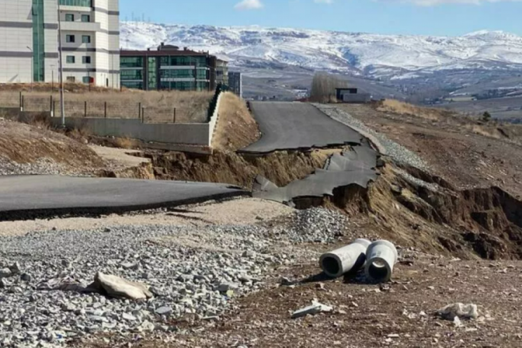 Ankara'da 3 ay &ouml;nce yapılan yol &ccedil;&ouml;kt&uuml;