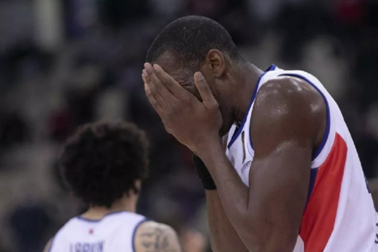 Anadolu Efes son saniye 3'l&uuml;ğ&uuml;yle yenildi