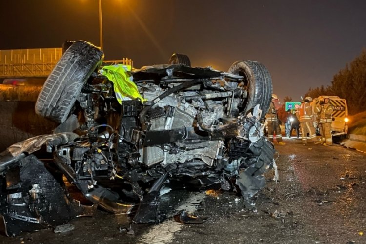 Takla atan otomobilden &ccedil;ıkan 3 kişi aracı bırakıp ka&ccedil;tı