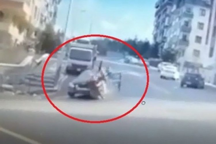 Otomobilin &ccedil;arptığı motokurye hayatını kaybetti