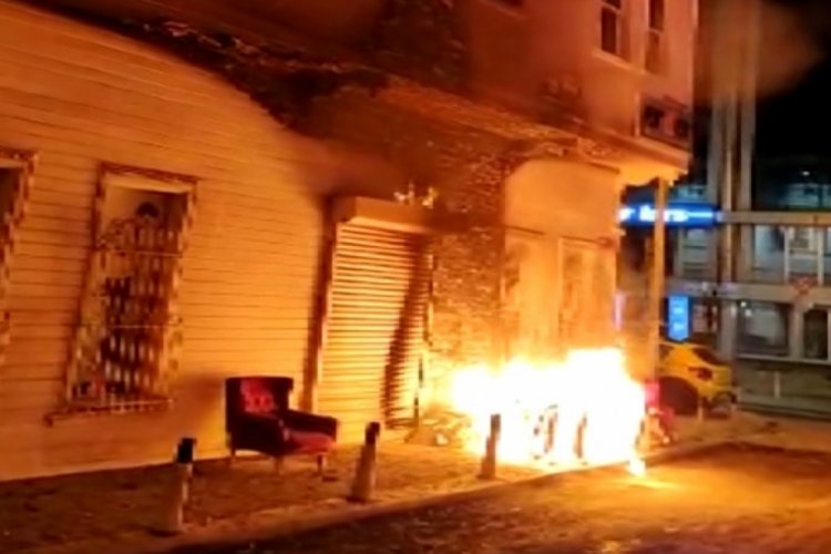 İstanbul'da mağazanın &ouml;n&uuml;ne bırakılan eşyalar yandı