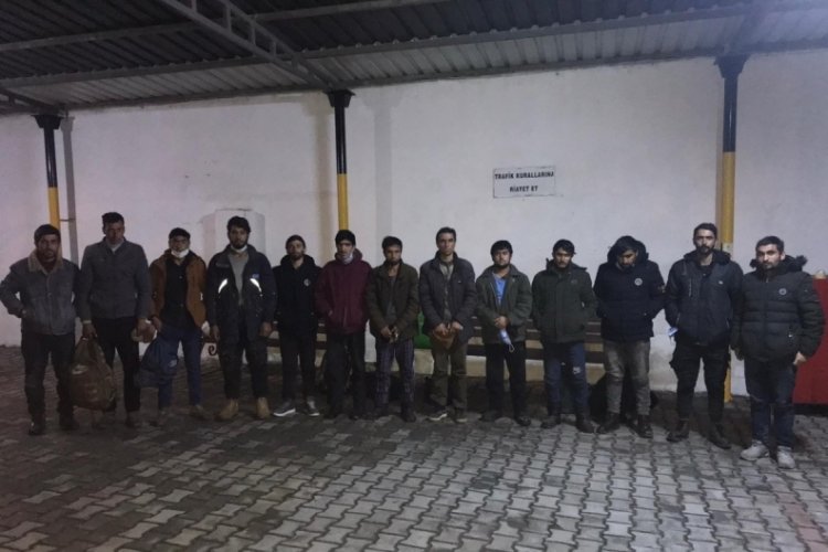 Hatay'da yolcu otob&uuml;s&uuml;nde 13 d&uuml;zensiz g&ouml;&ccedil;men yakalandı