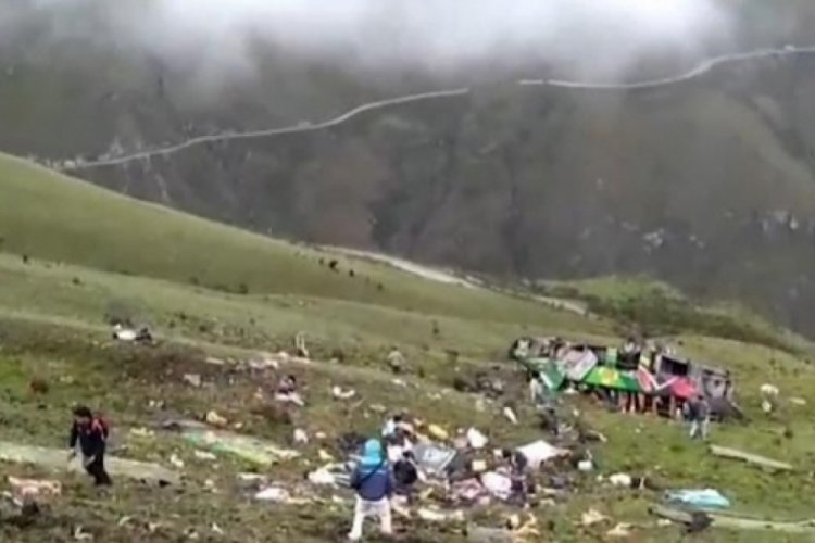 Yolcu otob&uuml;s&uuml; vadiye yuvarlandı: 22 &ouml;l&uuml;, 33 yaralı