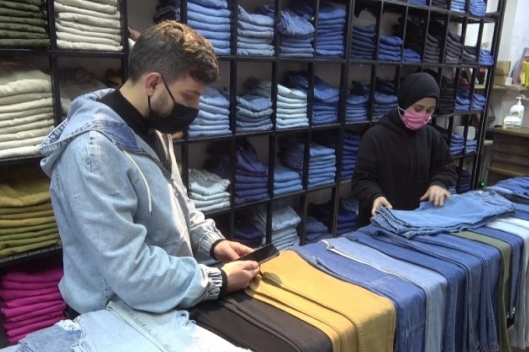 İstanbul'da esnaf, ş&uuml;phelendiği kişinin hırsızlığını kameradan izledi &nbsp;