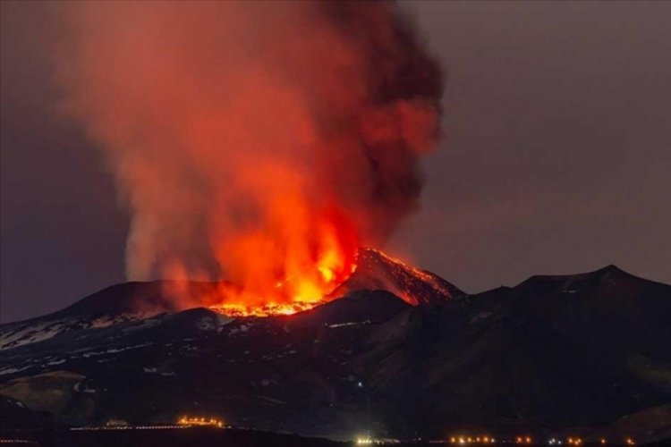 Etna Yanardağı bu yıl ilk kez lav p&uuml;sk&uuml;rtt&uuml;