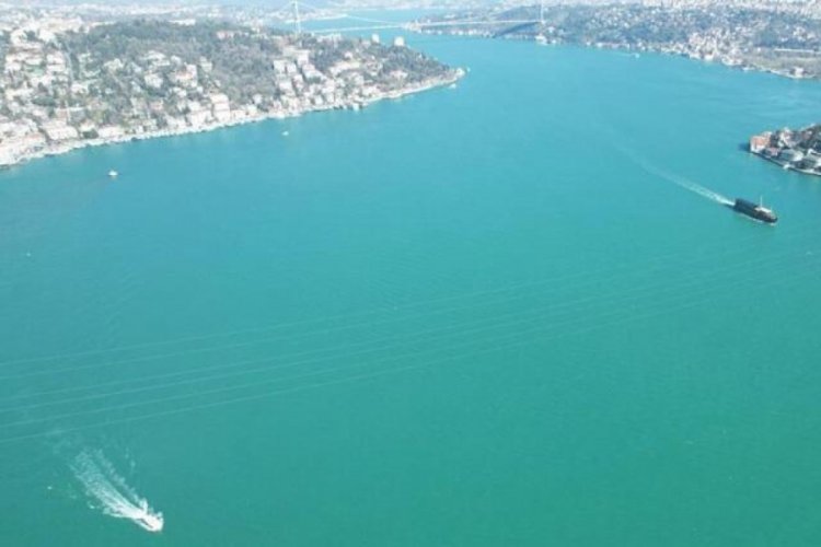 Boğaz turkuaz rengine b&uuml;r&uuml;nd&uuml;