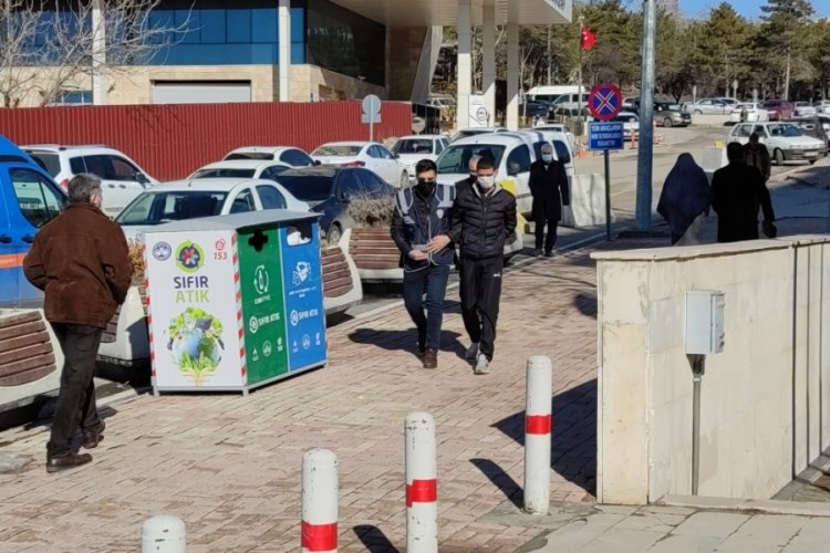Elazığ'da yabancı uyruklu 2 kişiyi d&ouml;ven ş&uuml;pheli yakalandı