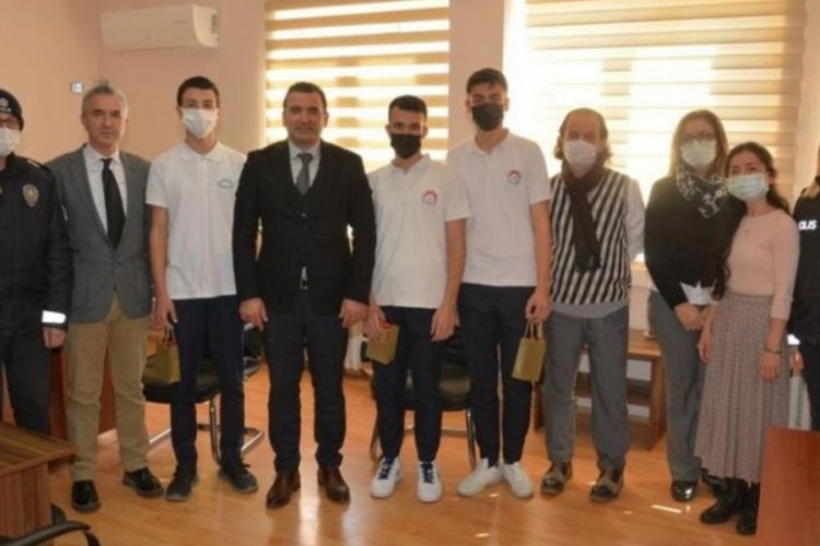 İzmir'de &ouml;ğrenciler yolda buldukları para dolu c&uuml;zdanı polise teslim etti