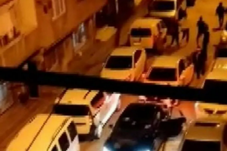 İstanbul'da iki grup arasında kavga: Ara&ccedil;larla gelen grup evlere saldırdı