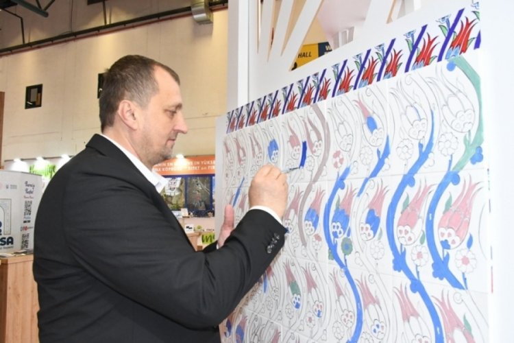 Binlerce kişi EMİTT 2022'de İznik &Ccedil;inisi boyadı