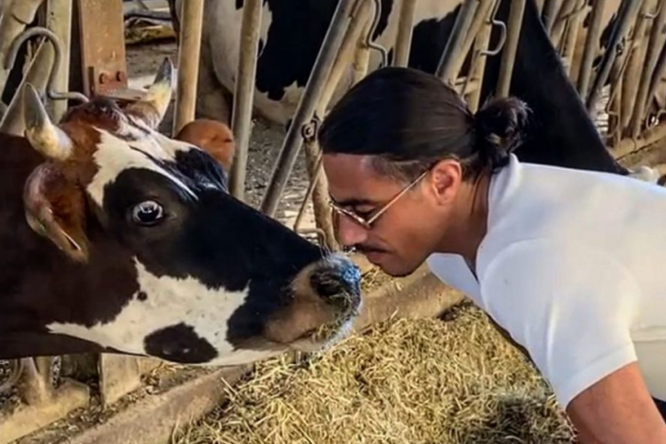 &Uuml;nl&uuml; işletmeci Nusret'ten 'Sevgililer G&uuml;n&uuml;' pozu