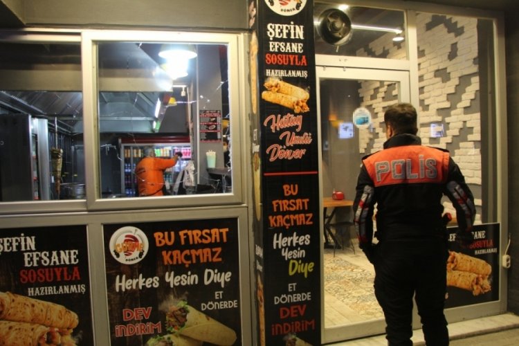Burdur'da yemek yedikleri d&ouml;nercinin camına tabure fırlattılar