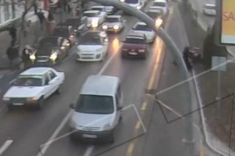 Isparta'da yaya, kendisine &ccedil;arpan motosikletlinin yardımına koştu